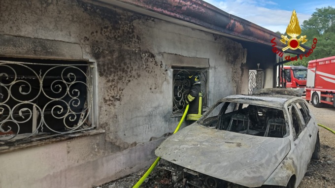Incendio in un garage a Casale sul Sile, due auto distrutte dalle fiamme