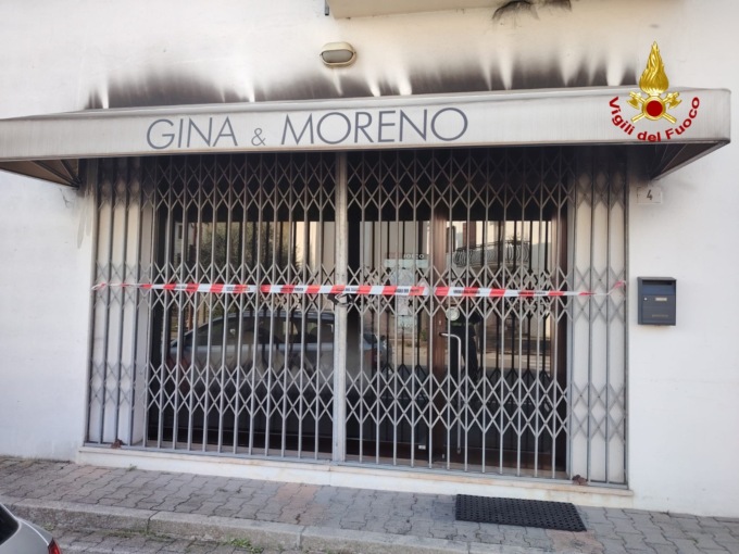 Salone di parrucchieri a fuoco nel weekend, i titolari se ne accorgono il lunedì mattina