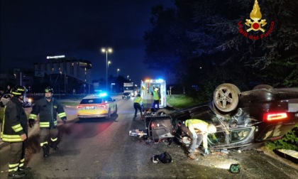 Incidente a Paese, un'auto finisce rovesciata