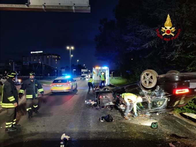 Incidente a Paese, un’auto finisce rovesciata