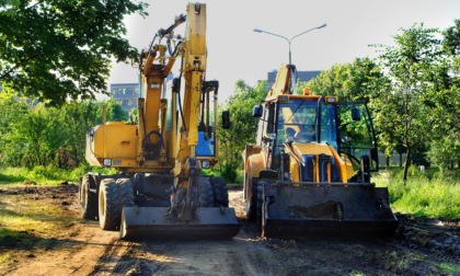 Travestiti da finti operai, si intrufolano nel cantiere per rubare due escavatori da 300mila euro