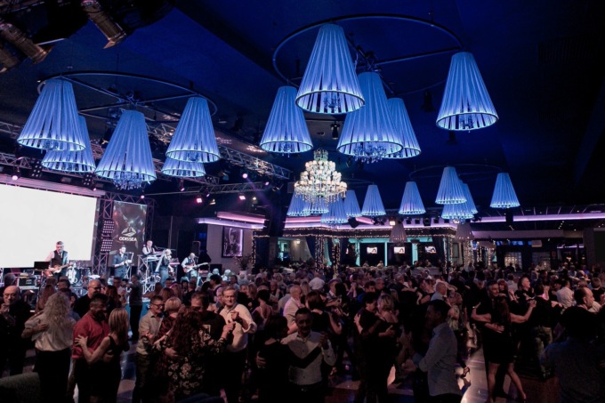 Rivolta social degli over 25 “banditi” dalla sala principale della Discoteca Odissea