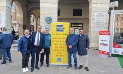 L'associazione "Furti in corso" scende in piazza per chiedere maggiore sicurezza. Il Questore: "Aumenteremo i controlli"