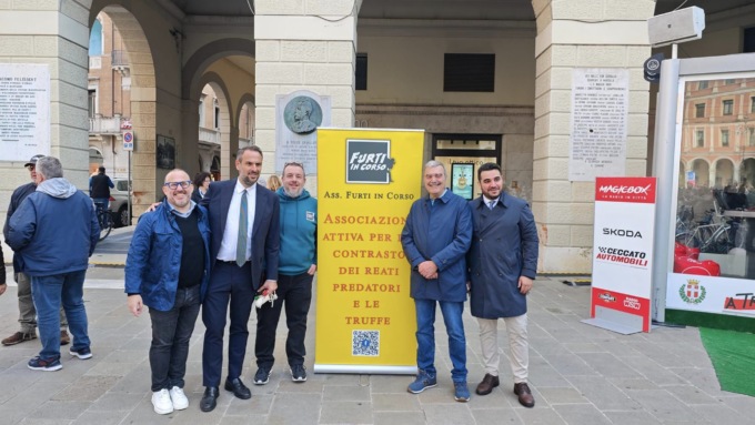 L’associazione “Furti in corso” scende in piazza per chiedere maggiore sicurezza. Il Questore: “Aumenteremo i controlli”