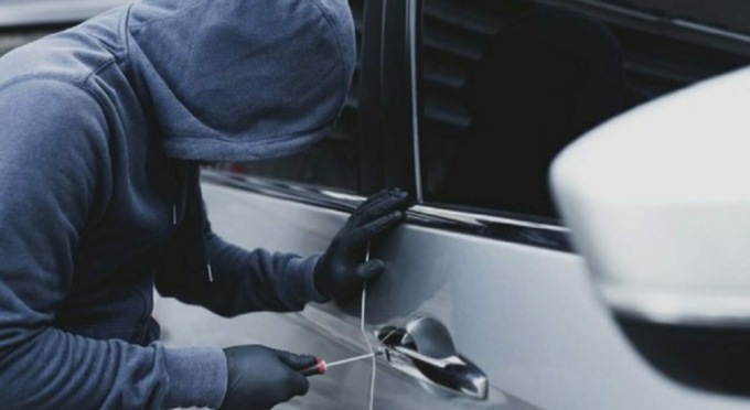 Ruba un’auto a Preganziol e fugge, mentre scappa si ferma in un ristorante… per fare un altro furto