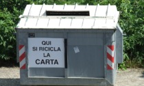 Si divertono con accendino e diavolina e appiccano il fuoco in due cassonetti di raccolta della carta