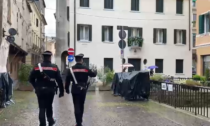 Baby gang accerchia una 22enne, poi la aggredisce e la rapina