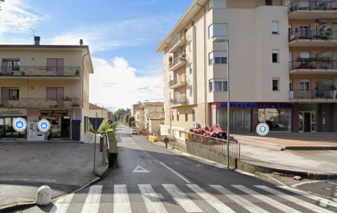 37enne ubriaco e armato di coltelli minaccia i passanti a Vittorio Veneto, per poco non ferisce un giovane