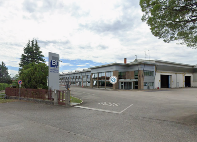 Incidente sul lavoro a Cordignano, operaio colpito da una trave in metallo: ha gravi lesioni alle gambe