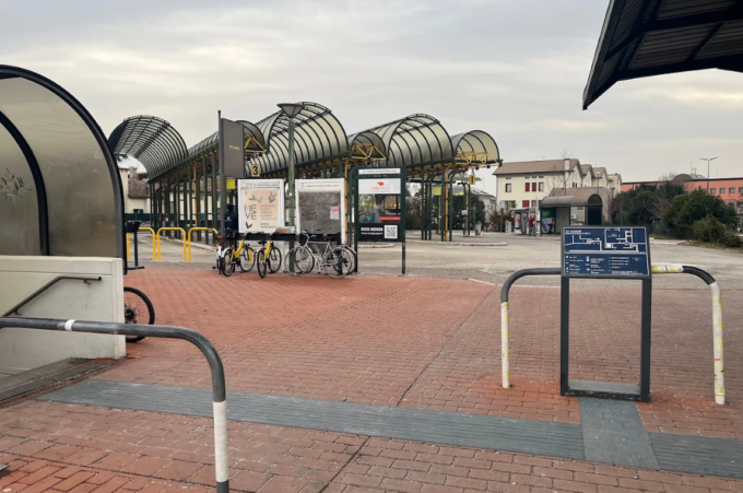 Ubriaco palpeggia una minorenne alla stazione dei bus di Montebelluna