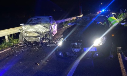 Scontro frontale tra Alfa Romeo e Volkswagen in Via Argine Piave: grave un 22enne, altri due giovani feriti