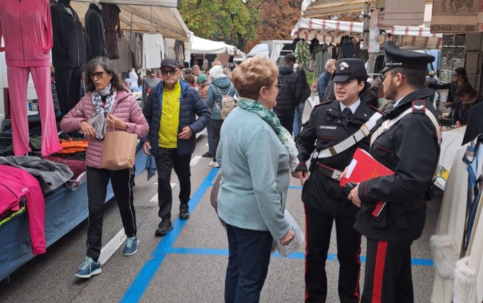 Doppio furto al mercato di Montebelluna, ruba il portafoglio a due anziane e preleva 2.500 euro dai loro conti