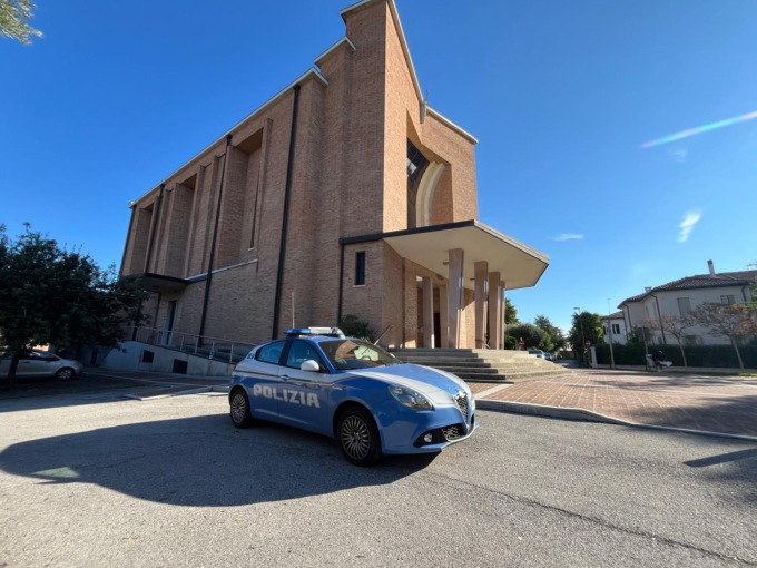 Tenta di introdursi nei locali della chiesa di San Zeno, poi esibisce passaporto falso: arrestato senegalese