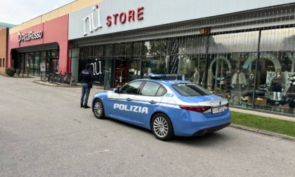 Tenta una rapina al Nu Store, poi aggredisce due dipendenti con pugni e spray al peperoncino