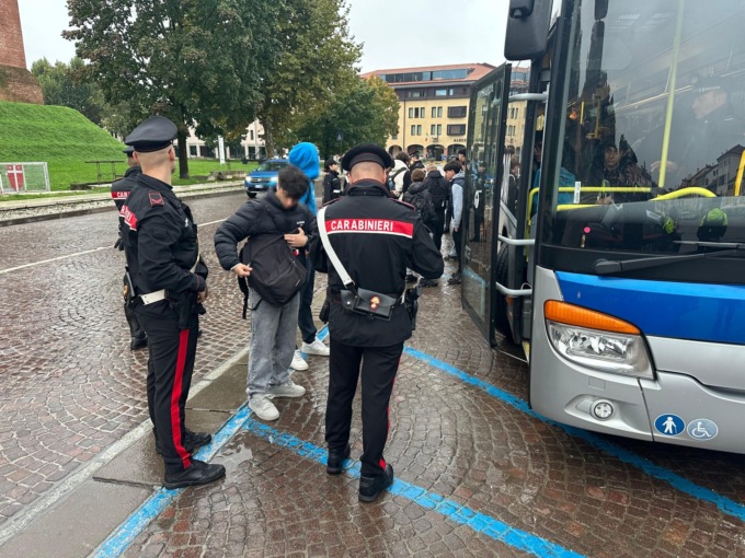 Spruzza spray al peperoncino sul bus, identificato un 14enne