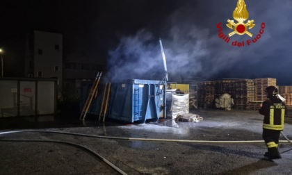 Incendio a Ormelle, a fuoco un cassone all'esterno di un'azienda