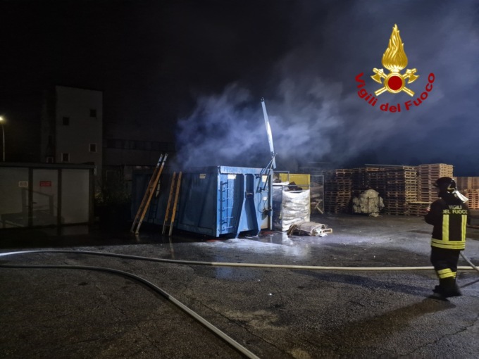 Incendio a Ormelle, a fuoco un cassone all’esterno di un’azienda