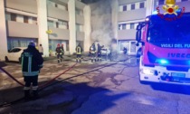 Auto in fiamme in un parcheggio, l'incendio brucia anche la facciata di un condominio vicino