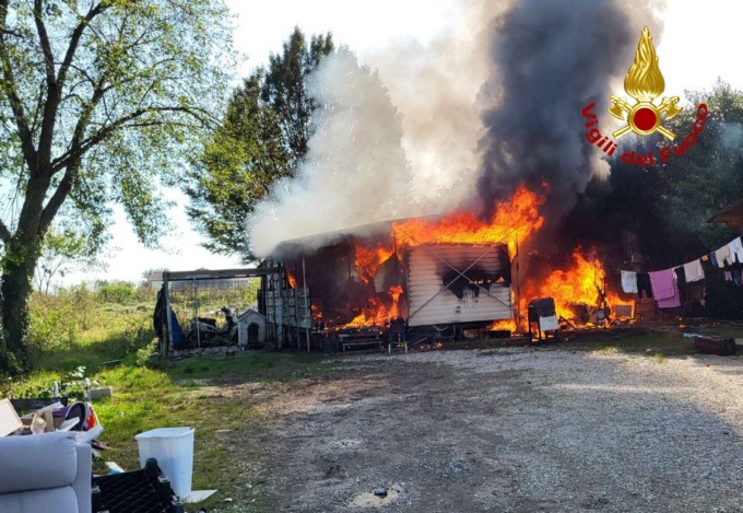 Casette mobili distrutte da un incendio a Fanzolo di Vedelago