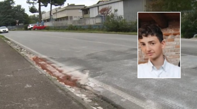 Scontro tra auto e scooter, morto studente di 15 anni mentre va a scuola