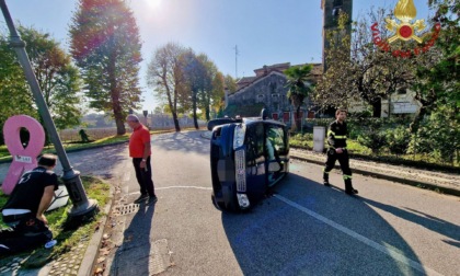 Perde il controllo dell'auto e si ribalta, ferita un'82enne