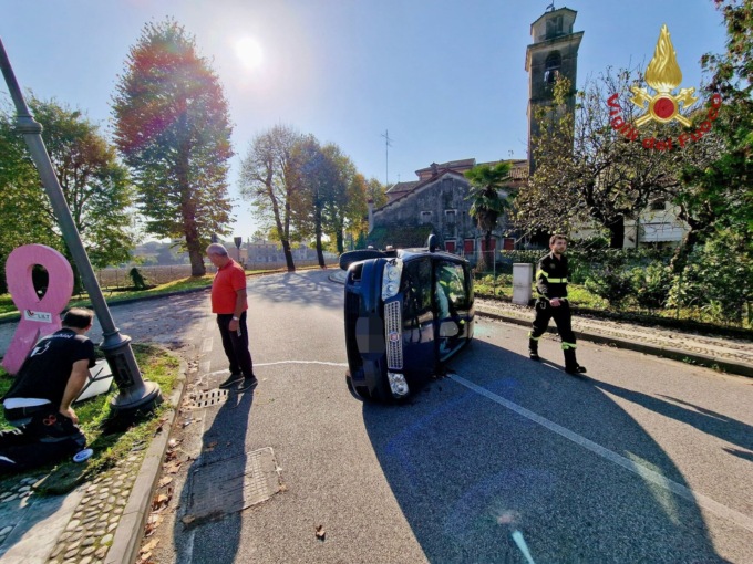Perde il controllo dell’auto e si ribalta, ferita un’82enne