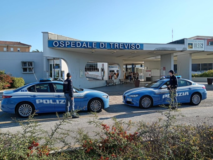 Paziente ruba la borsa a un’anziana in ospedale, poi colpisce un’infermiera con un pugno
