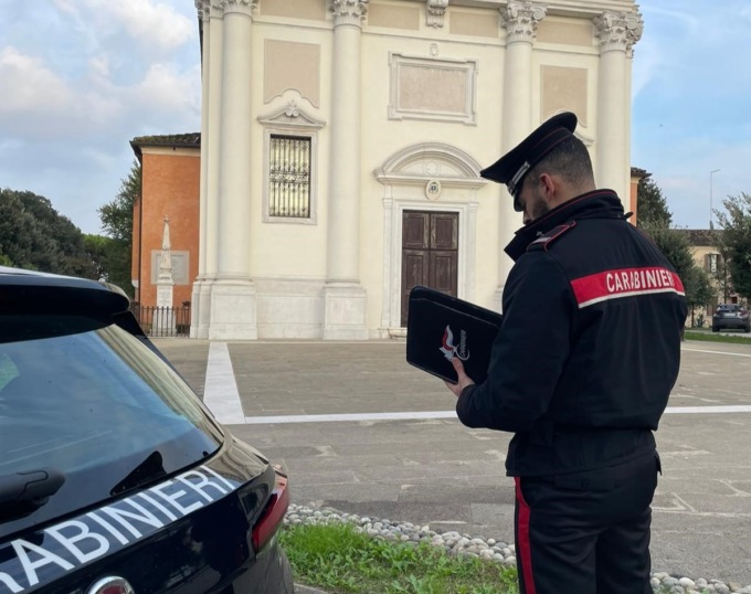 Entra in chiesa e ruba 50 euro dalle cassette delle offerte