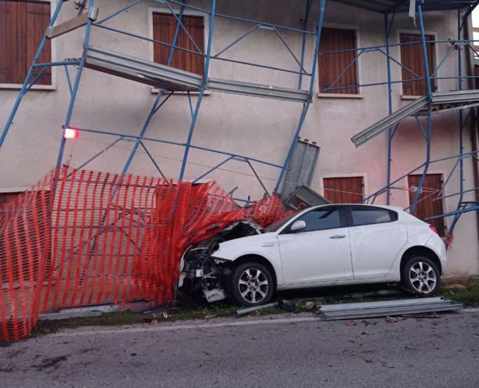 Perde il controllo dell’auto e finisce contro un’impalcatura: ferito il conducente