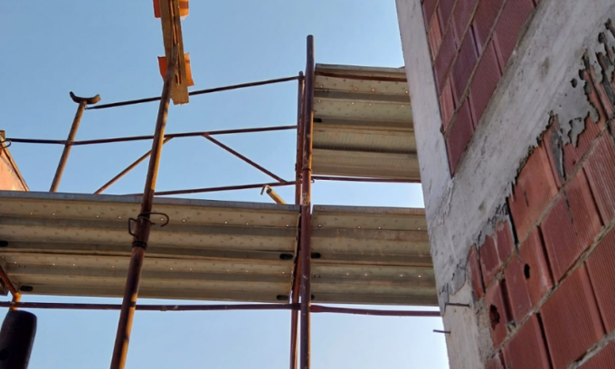 Precipita da un’impalcatura alta 5 metri in un cantiere edile, morto 69enne
