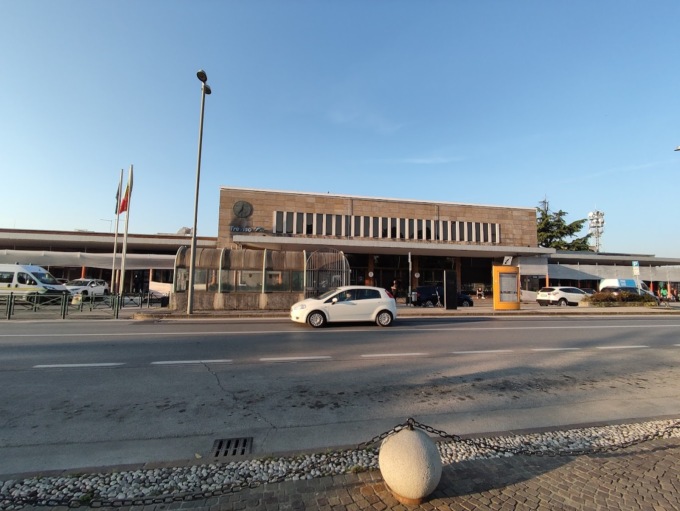 Molestata in stazione dopo la manifestazione contro la violenza sulle donne, identificato l’aggressore