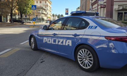 Violenta rissa con pugni e sprangate tra bande davanti alla stazione, due feriti