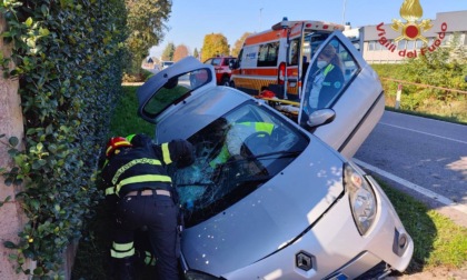 Anziana perde il controllo dell'auto, sbatte contro una struttura in cemento e finisce in un fosso