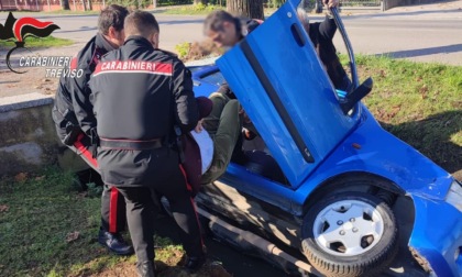 Con l'auto contro due veicoli parcheggiati, 88enne si ribalta nel canale Brentella e rischia di annegare