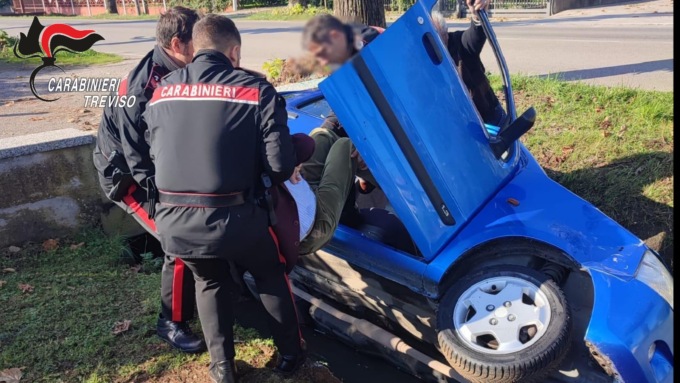 Con l’auto contro due veicoli parcheggiati, 88enne si ribalta nel canale Brentella e rischia di annegare