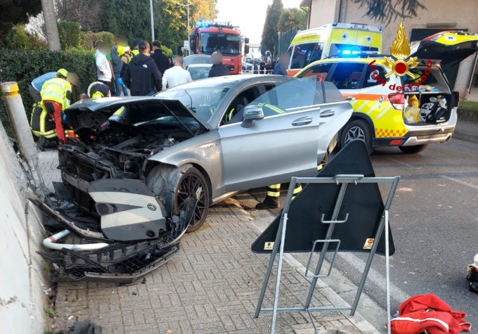 Auto finisce contro un muro a Onè di Fonte, due bambini feriti