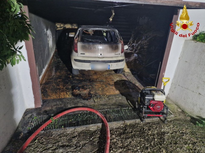 Resana, auto in garage prende fuoco. Un intossicato