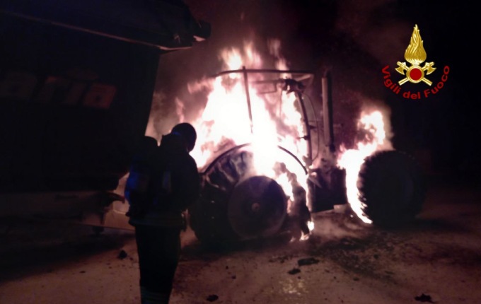 A fuoco un trattore a Motta di Livenza, le immagini