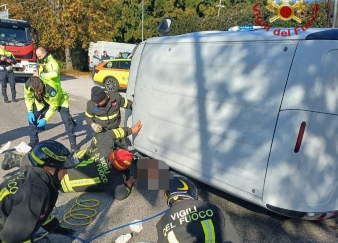 Si ribalta con il furgone a San Biagio di Callalta, conducente incastrato sotto al mezzo