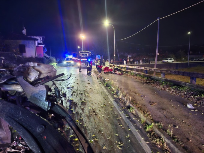 Auto esce fuori strada e si capotta, 25enne morto sul colpo. Ferito gravemente anche un 52enne
