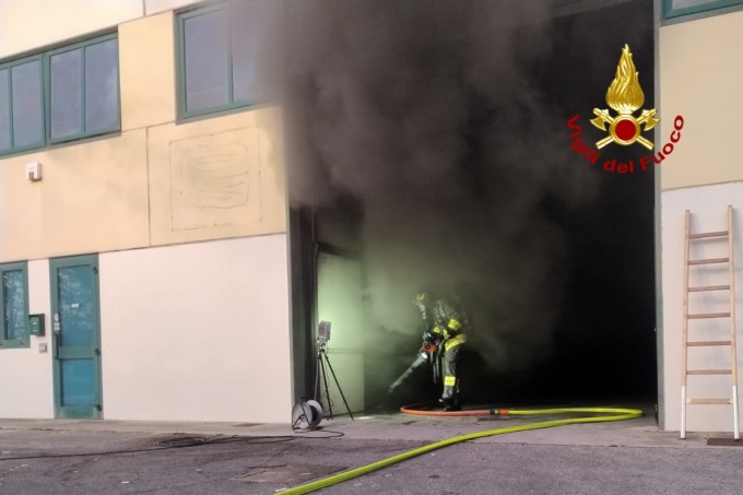 Paese, principio d’incendio in un magazzino di carta