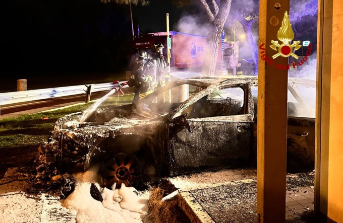 Audi A6 va a fuoco nell’area di servizio Calstorta sull’A4, Autogrill annerito dal fumo