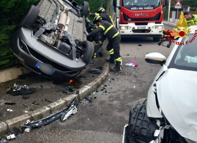 Scontro tra due auto a Villorba, una si ribalta: ferite entrambe le conducenti