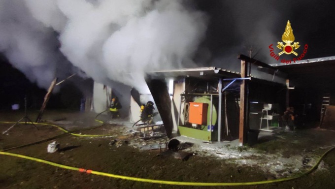 Incendio in un’azienda edile di Roncade, ricovero attrezzi distrutto dalle fiamme
