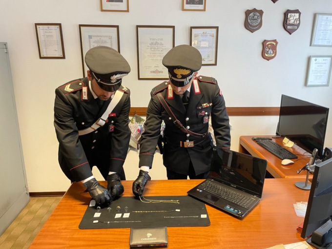 Si finge colf e deruba sei famiglie nei giorni di prova, ladra 44enne smascherata e denunciata