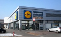 Scoperto a rubare alla Lidl, aggredisce un commesso e si allontana. Poco dopo ritorna per picchiarlo di nuovo