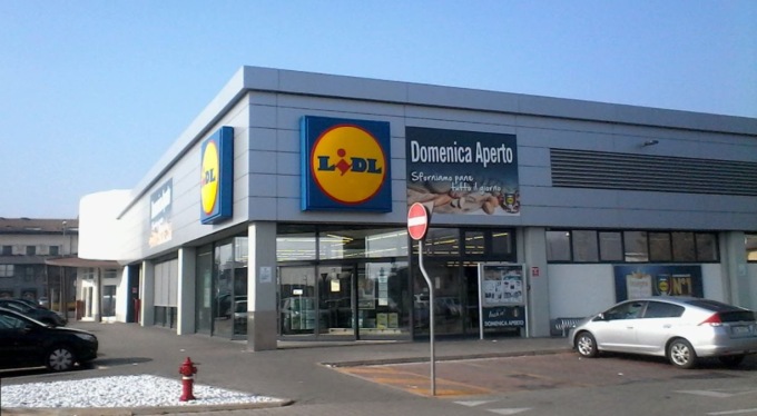 Scoperto a rubare alla Lidl, aggredisce un commesso e si allontana. Poco dopo ritorna per picchiarlo di nuovo