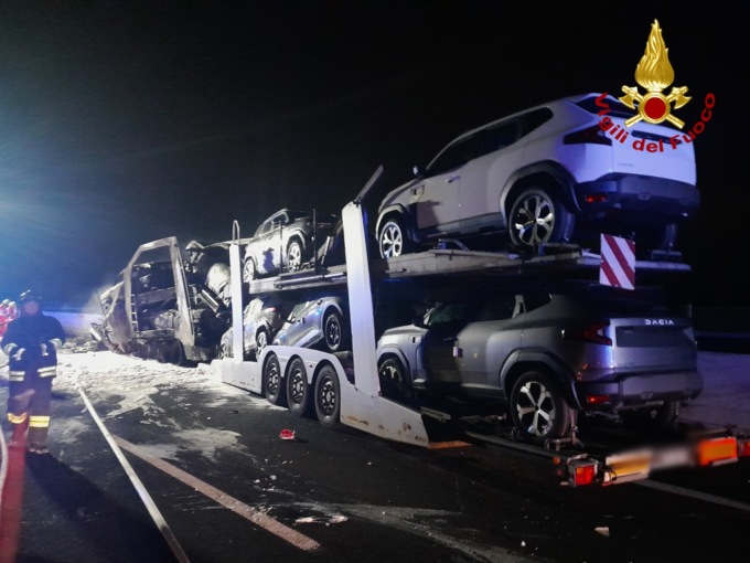Tamponamento tra due camion e un’auto sulla A4, la vittima è un’infermiera 56enne di Vittorio Veneto