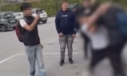 Bullo 15enne picchia un compagno di classe e poi diffonde il video del pestaggio sui social