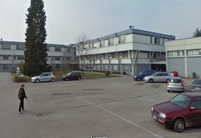 Bloccano e scuotono l’auto di una docente durante una protesta